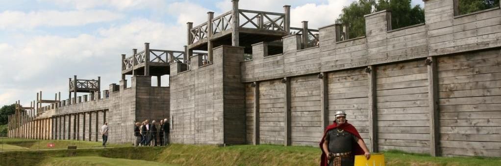 Römischer Legionär vor der Holz-Erde-Mauer im Römermuseum Haltern am See