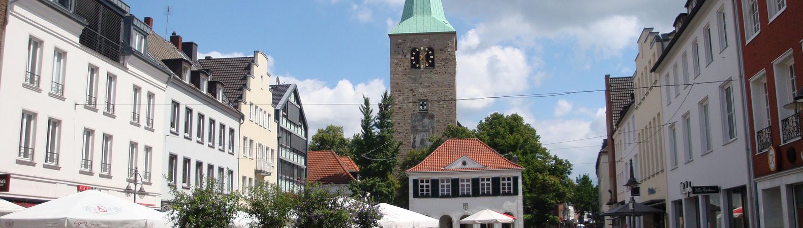 Die St Agatha Kirche auf dem Marktplatz in Dorsten.