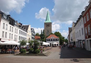Die Kirche St. Agatha auf dem Marktplatz in Dorsten
