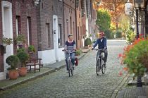 Zwei Radfahrer fahren druch das Treidel Schifferdorf Krudenburg in Hünxe