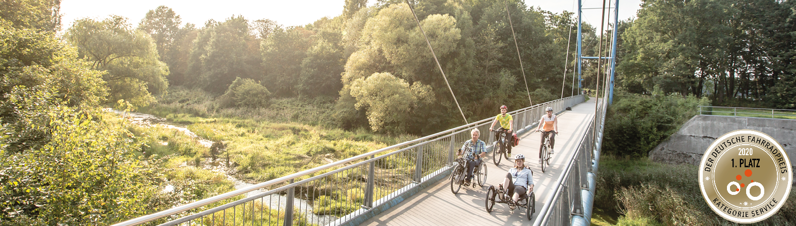 Radfahrer und Handbiker auf der Römer-Lippe-Route am Stausee in Haltern am See