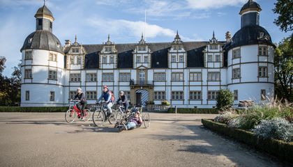 Radfahrer im Garten vom Schloss Neuhaus