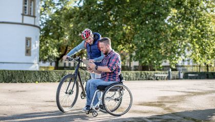 Zwei Radfahrer informieren sich über das Projekt "Römer-Lippe-Route für Alle"