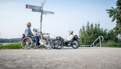 Zwei Radfahrer mit einem Handbike auf der Römer-Lippe-Route