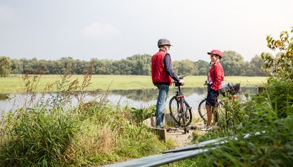 Zwei Radfahrer im Naturerlebnis Auenland in Lippetal