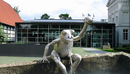 Die Frosch-Statue vor dem Lippischen Museum in Detmold