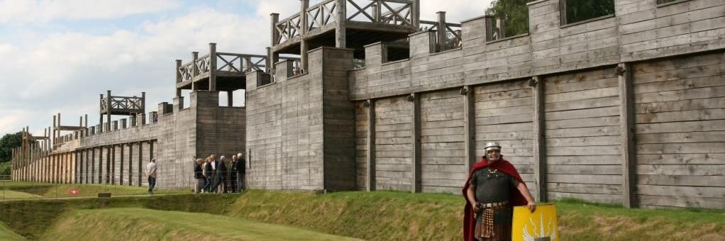 Römischer Legionär vor der Holz-Erde-Mauer im Römermuseum Haltern am See