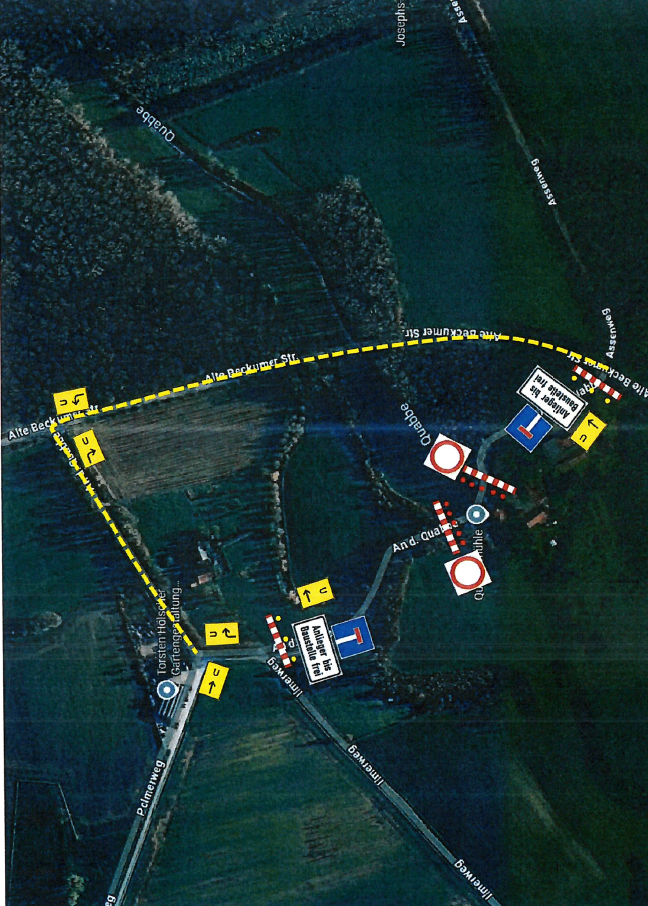 Aerial view of a rural road closure map with Streckeninfo, featuring a yellow dashed detour route, road signs, and blocked areas marked in red. Roads, fields, and labeled intersections are clearly visible.